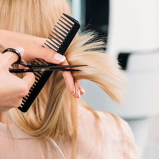 ein Friseur schneidet Haare